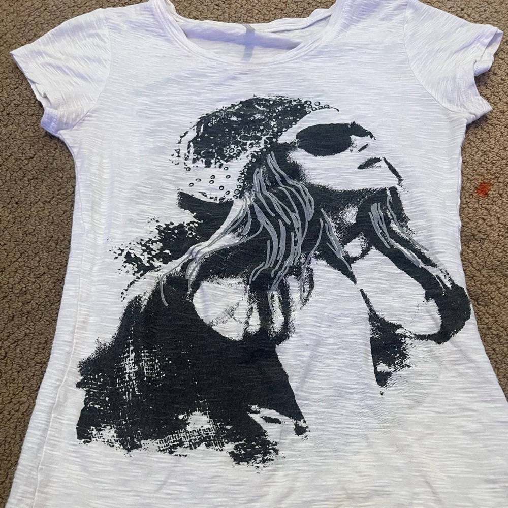 cute open back white t shirt! fits as small, no flaws.
